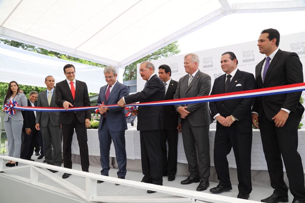 Con la presencia del presidente Medina, Nestlé inaugura nueva línea de producción láctea de envases flexibles