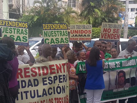 Residente en Los Tres Brazos reclaman frente al Palacio de Justicia dicten coerción a todos los implicados en la venta de terrenos