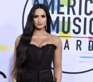 Demi Lovato está “despierta” y con su familia tras aparente sobredosis