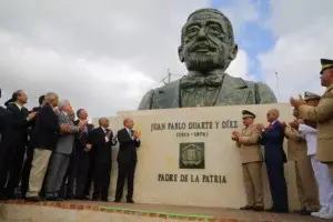 Danilo Medina encabeza develizamiento de bustos de los  Padres de la Patria en Plaza de la Bandera