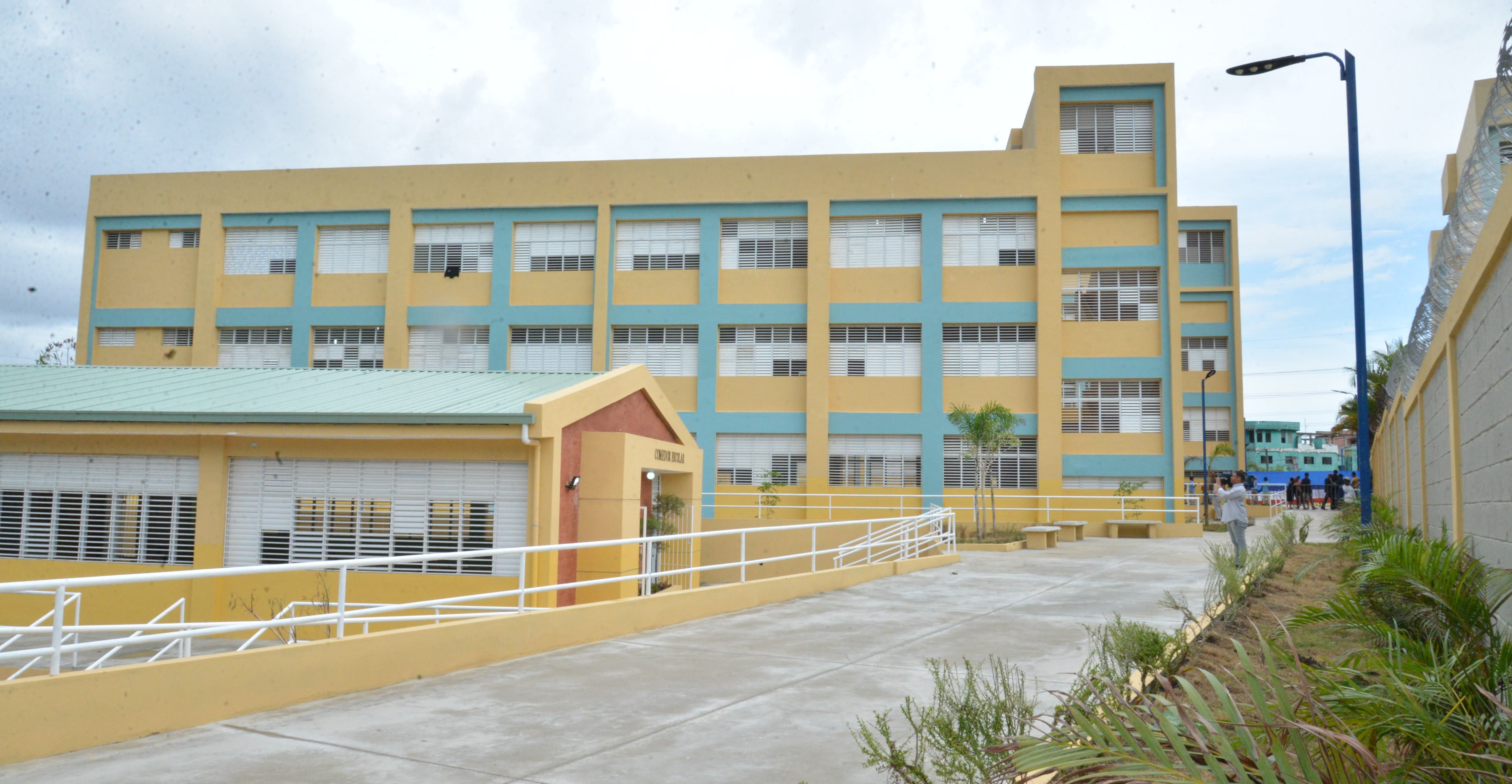 Presidente Danilo Medina entrega un Centro Educativo en Cristo Rey