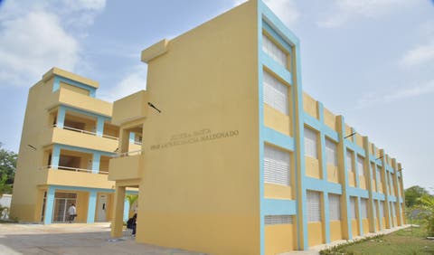 Presidente Medina entrega una escuela en el Carril de Haina y ampliación del Politécnico Loyola