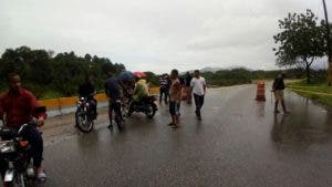 Crecida río Yubaso hace colapsar tramo carretero entrada a San Cristóbal por la  6 de Noviembre