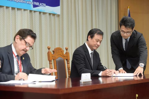 Tony Raful firma convenio oficializa a Taiwán como Observador Permanente en el Parlacen