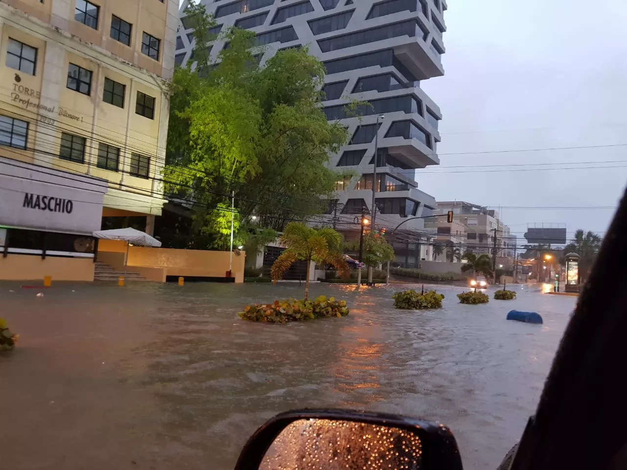 Aguaceros ocasionan severas inundaciones en sectores del Gran Santo Domingo