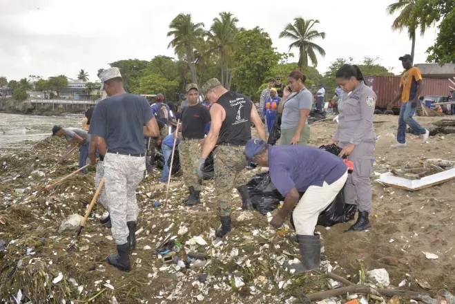 Medio Ambiente retira toneladas de basura del Malecón