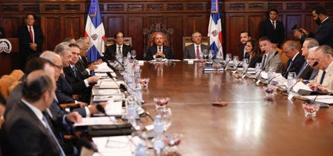 Presidente Medina emite decreto que busca eliminar costos innecesarios