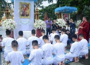 Niños tailandeses rescatados inician ceremonia para ordenarse monje budista