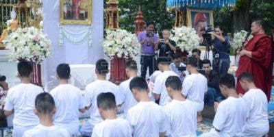 Niños tailandeses rescatados inician ceremonia para ordenarse monje budista