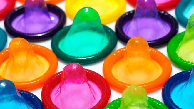 Presidente de Francia anuncia preservativos gratis para los jóvenes de 18 a 25 años