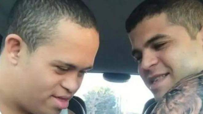El beso en la boca de dos hermanos que generó un debate en internet