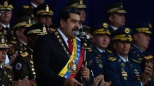 Maduro sale ileso de un «atentado» con un «dron bomba» durante un acto militar del que fue evacuado