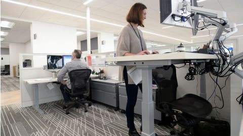 ¿Qué beneficios tienen realmente los escritorios que te permiten trabajar de pie?