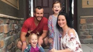 Medios locales apuntan que Chris Watts, trabajador de una petrolera, al parecer engañaba a su esposa con una compañera de trabajo. 