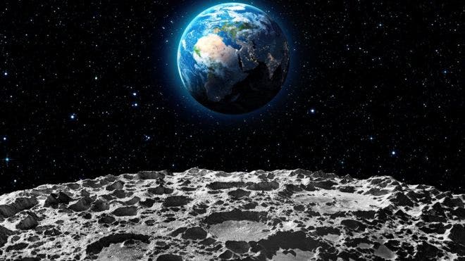 Las imágenes que son la “evidencia definitiva” de la existencia de agua en forma de hielo en los polos de la Luna