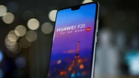 Huawei: por qué Australia prohíbe las operaciones de 5G de la mayor productora de celulares del mundo