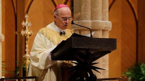 Quién es Carlo Maria Viganò, el exarzobispo que pide la renuncia del Papa por «encubrir» los abusos sexuales en la Iglesia