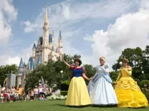 Disney World acuerda subir el salario mínimo a 15 dólares a miles empleados