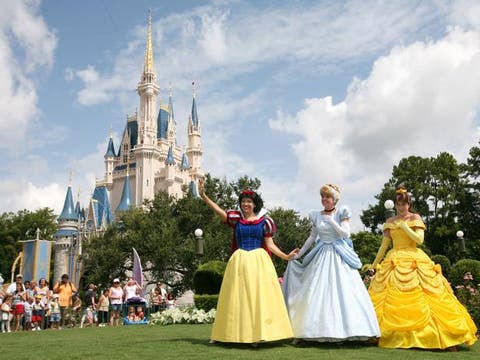 Disney World acuerda subir el salario mínimo a 15 dólares a miles empleados