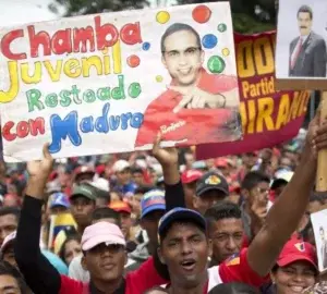 Chavistas marchan en apoyo a Nicolás Maduro