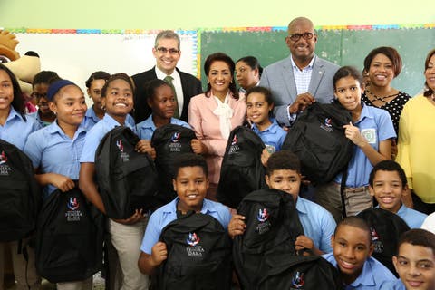 Cándida Montilla de Medina inicia entrega de útiles escolares en beneficio de 70,000 estudiantes para el  año escolar 2018-2019