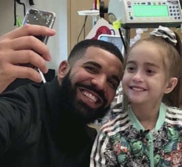 Drake cumple deseo de una niña y la visita