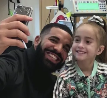 Drake cumple deseo de una niña y la visita