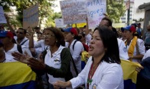 Policía venezolana impide marcha trabajadores de salud