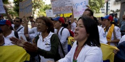 Policía venezolana impide marcha trabajadores de salud