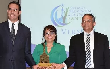 Oficina de Hacienda recibe premiación