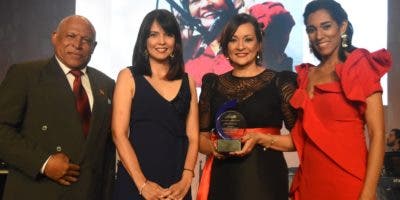 Lady Reyes recibe “Gran Premio a la Trayectoria” de la ASDCS
