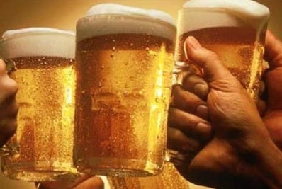 Cada español gasta 1,000 euros al año en cerveza