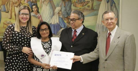 Fundación Belcorp entrega diploma a mujeres