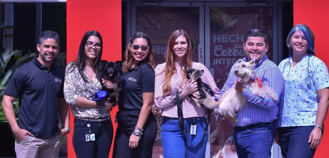 Ejecutivos de la empresa durante el encuentro con sus mascotas.