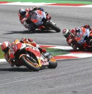 Lorenzo supera a Márquez gran duelo