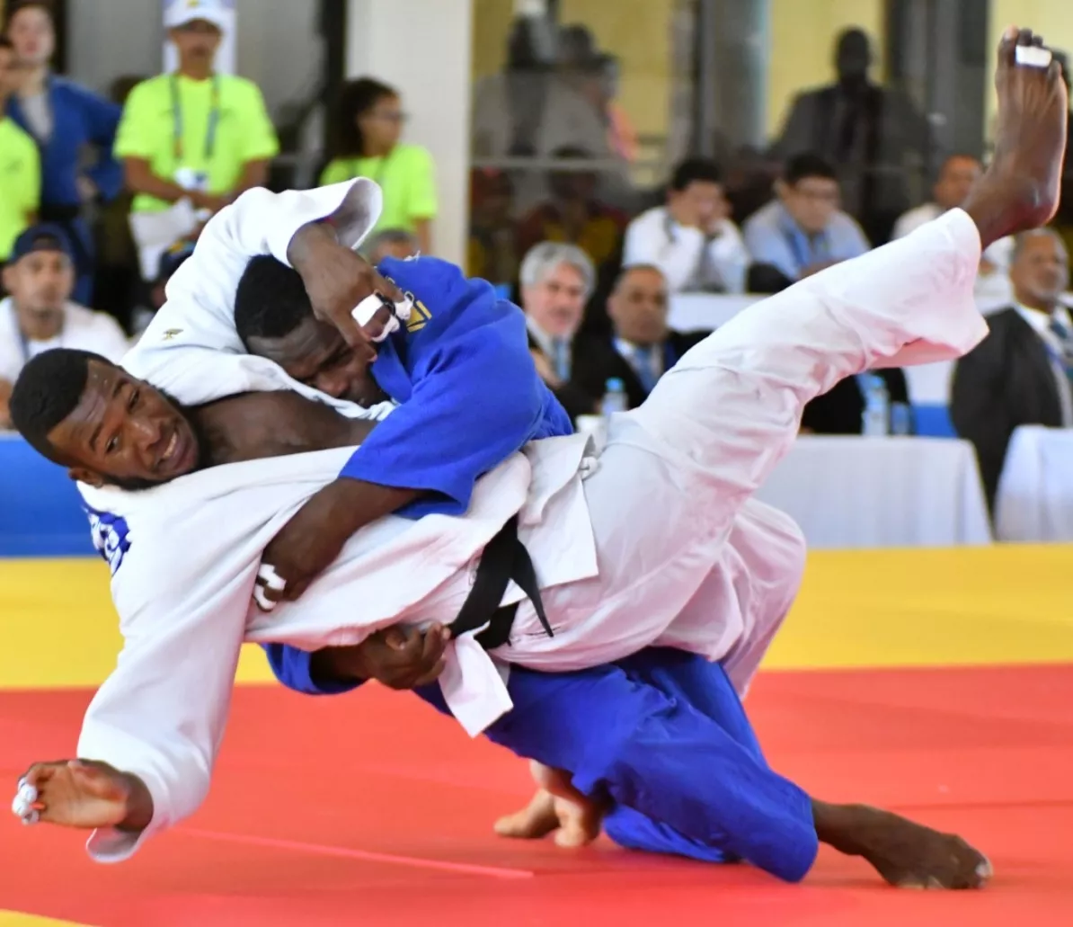 Lewis  Medina,  Robert  Florentino y Medickson del Orbe en acción en el Grand Prix