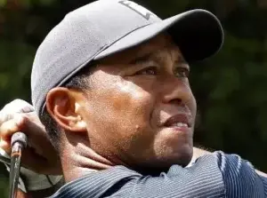 Woods rescata par en pésimo inicio en Campeonato de la PGA