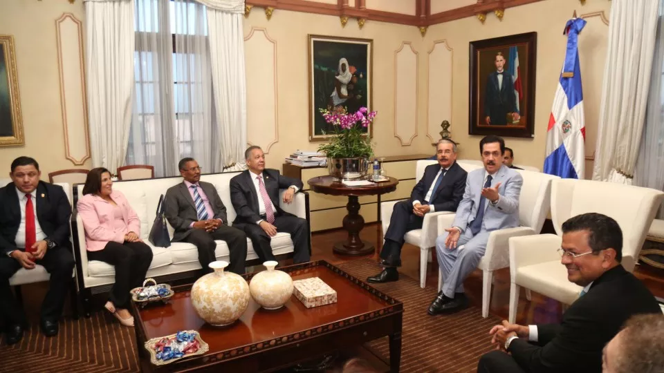 Danilo Medina recibe a delegación del Parlacen