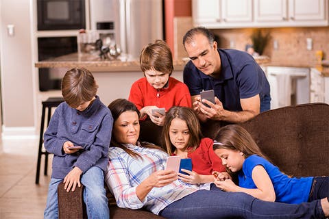 Adolescentes y padres son adictos a celulares, según estudio