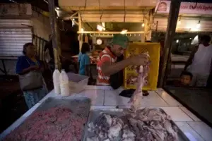 En Maracaibo, venezolanos compran carne podrida por apagones