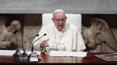 El papa Francisco se reunió una hora y media con ocho víctimas de abusos en Irlanda