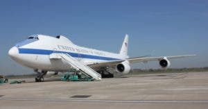 El Air Force E-4B, una fortaleza volante para el jefe del Pentágono