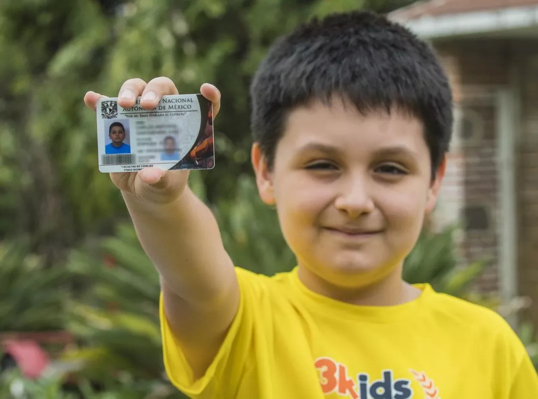 Niño de 12 años inicia universidad con ilusión de “sacar a México del hoyo