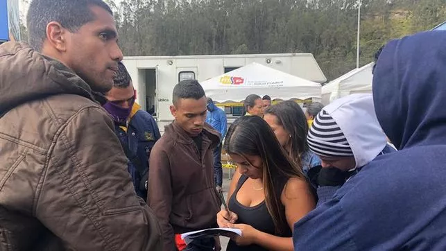 Cientos de venezolanos varados en norte de Ecuador pese a eliminación de pasaporte