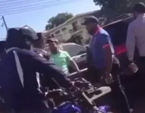 Hombres con armas largas intimidan agentes de la Digesett que detuvieron motociclista por infracción