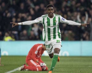 El dominicano Junior Firpo renueva hasta 2023 y sube su cláusula a 60 millones