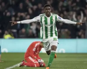 El dominicano Junior Firpo renueva hasta 2023 y sube su cláusula a 60 millones