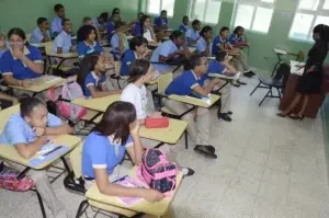 Inicio del año escolar: Padres se adelantan y compran uniformes