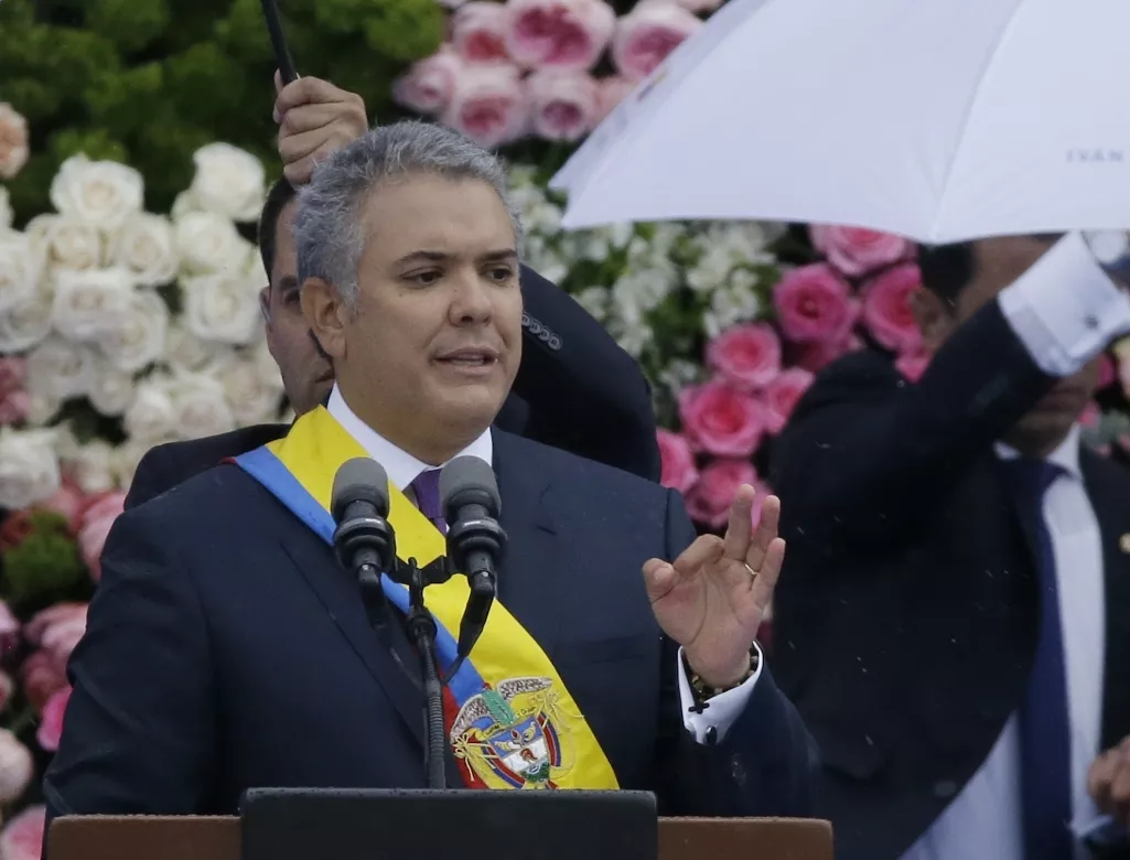 Duque asume la Presidencia de Colombia en tarde borrascosa llena de folclor