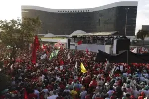 Miles se reúnen para apoyar a Lula da Silva previo a su registro